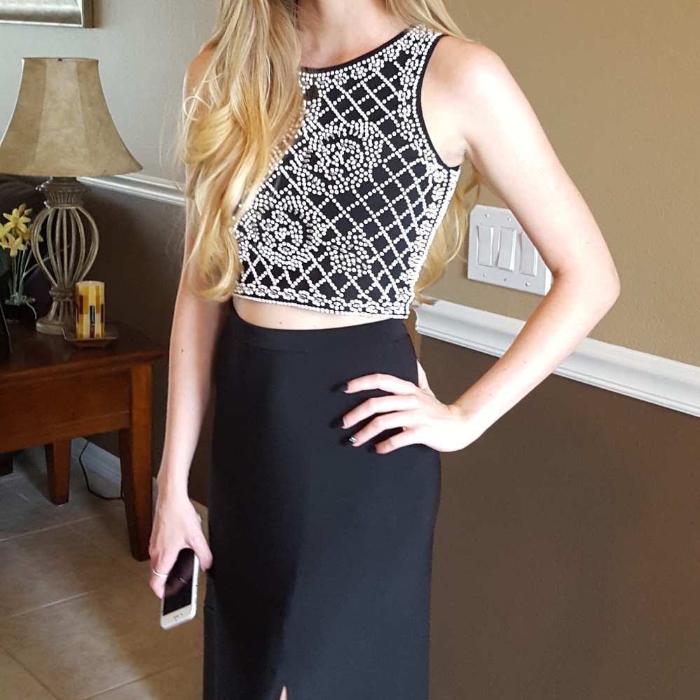 Beautiful black & white 2-piece prom dress